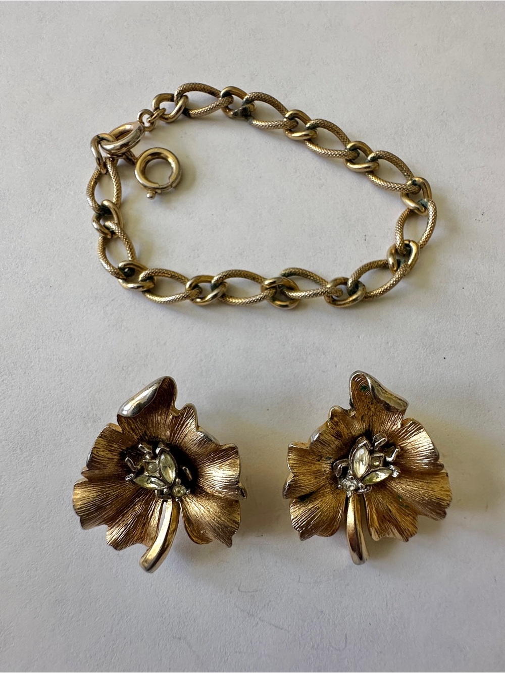 Vintage Crown Trifari Fur Sweater Clips Earrings Gold Tone Rhinestone Bug Leaf - Picture 7 of 14